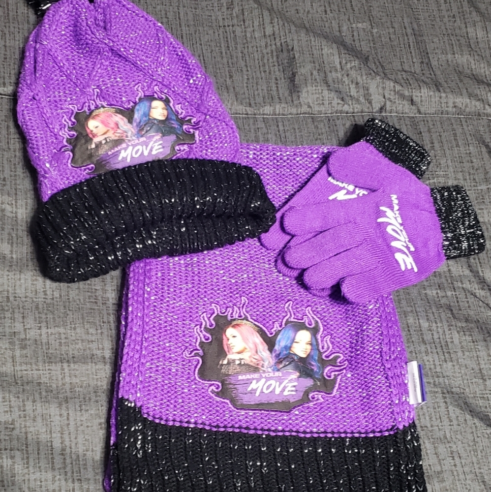 Decendants Scarf Hat Glove Set
